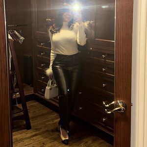 Meet your Posher, Mercedes